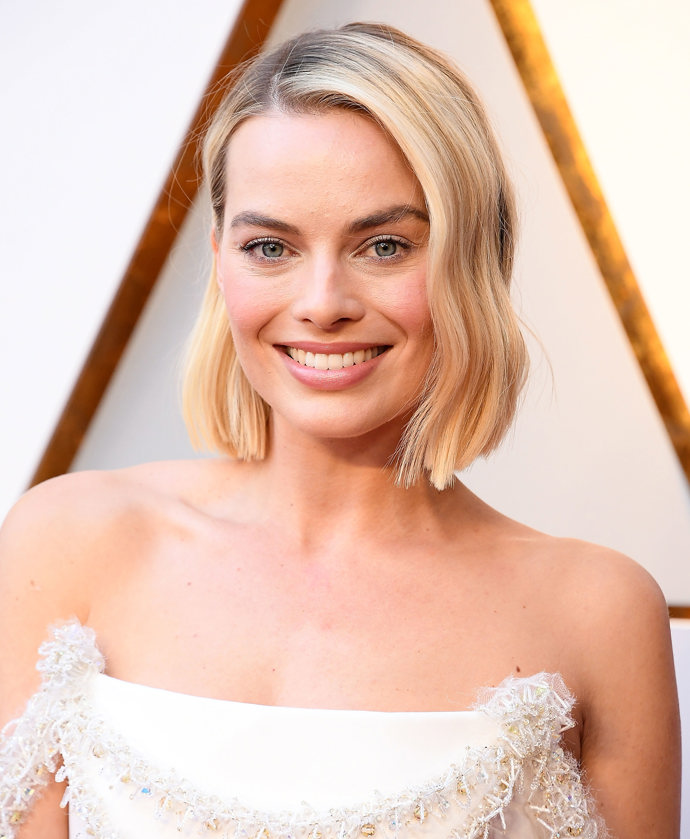  

Margot Robbie ve vlnitém bobu

