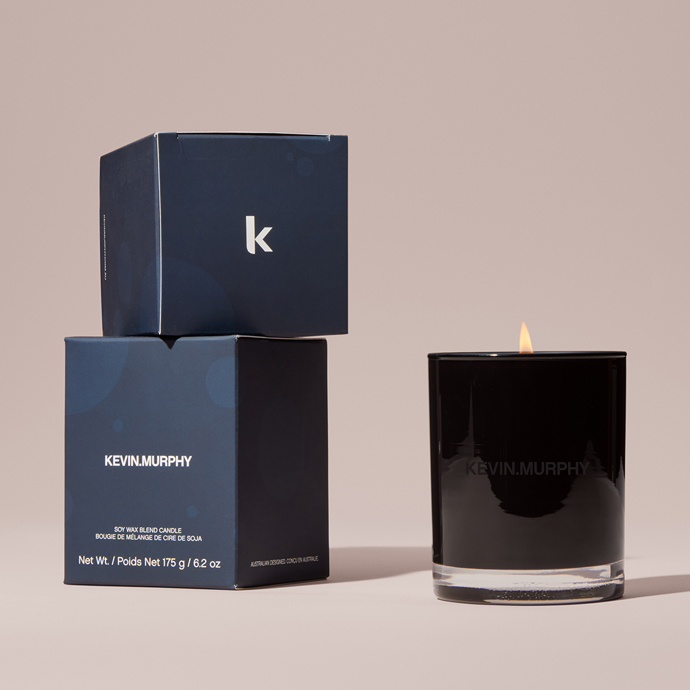  

Kevin Murphy Holiday Candle, 1370 Kč

Svíčka Kevin Murphy je naplněna esencemi cedrového dřeva, citrusů a pačuli. Jako kdyby jen tak mimochodem navozovala vánoční atmosféru – má jemnou sladkou vůni, která vzbuzuje teplo a vřelost. Svíčka je vyrobena ze sójového vosku a vydrží hořet až 40 hodin.
