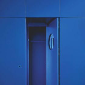 Momentu překvapení říká architekt „vstup do Narnie”. Málokdo by totiž čekal, že se v útrobách skříně ve vstupní hale ukrývá samostatná koupelna a dvojice dětských pokojíčků. Zapuštěná madla vyzývají k dotyku a okénko jako z parníku zase k průhledu.
Momentu překvapení říká architekt „vstup do Narnie”. Málokdo by totiž čekal, že se v útrobách skříně ve vstupní hale ukrývá samostatná koupelna a dvojice dětských pokojíčků. Zapuštěná madla vyzývají k dotyku a okénko jako z parníku zase k průhledu.