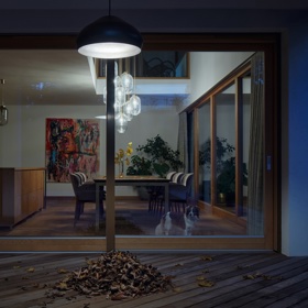 Velké prosklené plochy sehrávají v interiéru důležitou roli. Majitelé si hned v rámci prvního návrhu přáli dubová okna, což architekti rádi splnili. Studio Kurz se často inspiruje řemeslem a přírodními materiály i s ohledem na jejich udržitelnost.
Velké prosklené plochy sehrávají v interiéru důležitou roli. Majitelé si hned v rámci prvního návrhu přáli dubová okna, což architekti rádi splnili. Studio Kurz se často inspiruje řemeslem a přírodními materiály i s ohledem na jejich udržitelnost.