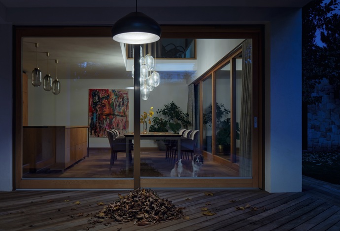 

Velké prosklené plochy sehrávají v interiéru důležitou roli. Majitelé si hned v rámci prvního návrhu přáli dubová okna, což architekti rádi splnili. Studio Kurz se často inspiruje řemeslem a přírodními materiály i s ohledem na jejich udržitelnost.
