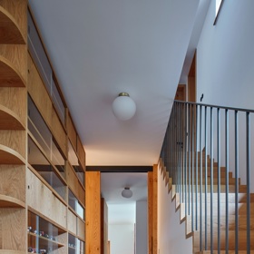 Úložný prostor okolo středového tubusu je do detailu promyšlený. Kurz architekti v případě vitrínek pracovali s několika základními velikostmi modelů Formulí 1 – hledali zlatý střed, aby každá polička nemusela mít odlišnou velikost.
Úložný prostor okolo středového tubusu je do detailu promyšlený. Kurz architekti v případě vitrínek pracovali s několika základními velikostmi modelů Formulí 1 – hledali zlatý střed, aby každá polička nemusela mít odlišnou velikost.