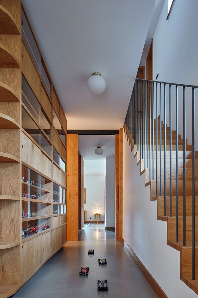  

Úložný prostor okolo středového tubusu je do detailu promyšlený. Kurz architekti v případě vitrínek pracovali s několika základními velikostmi modelů Formulí 1 – hledali zlatý střed, aby každá polička nemusela mít odlišnou velikost.
