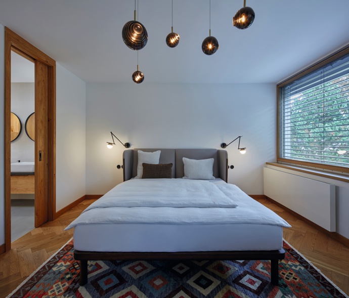  

Hlavním požadavkem na architekty bylo interiér zútulnit, dodat pocit tepla a domova.
