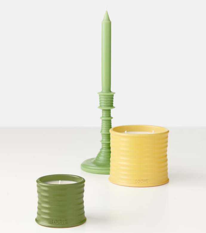  

Svíčka Loewe Home Scents, Loewe, 85 EUR

Barevné svíčky Loewe Home Scents evokují uklidňující, zemité vůně botanických zahrad. Tento malý objekt, naplněný lahodnou hráškovou esencí, je vyroben z rostlinného vosku a je dodáván v glazované terakotové nádobě. Malé vám doma vydrží hořet až 30 hodin, ty velké až 50 hodin.
