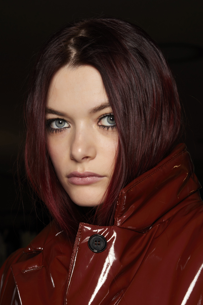  

Odstín cherry cola ovládl vlasy, rty i nehty 
