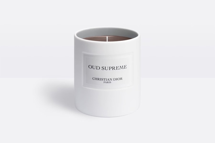  

Vonná svíčka Oud Suprême, Christian Dior, 75 EUR

Vonná svíčka Oud Suprême vyjadřuje veškerou eleganci ušlechtilé esence tajemné ingredience a vytváří podmanivou atmosféru vyznačující se tmavými, dřevitými a lehce kouřovými akcenty. Pro francouzský dům ji vytvořil parfémář François Demachy. Svíčka nalitá do porcelánového stojánku nabízí až 60 hodin hoření.
