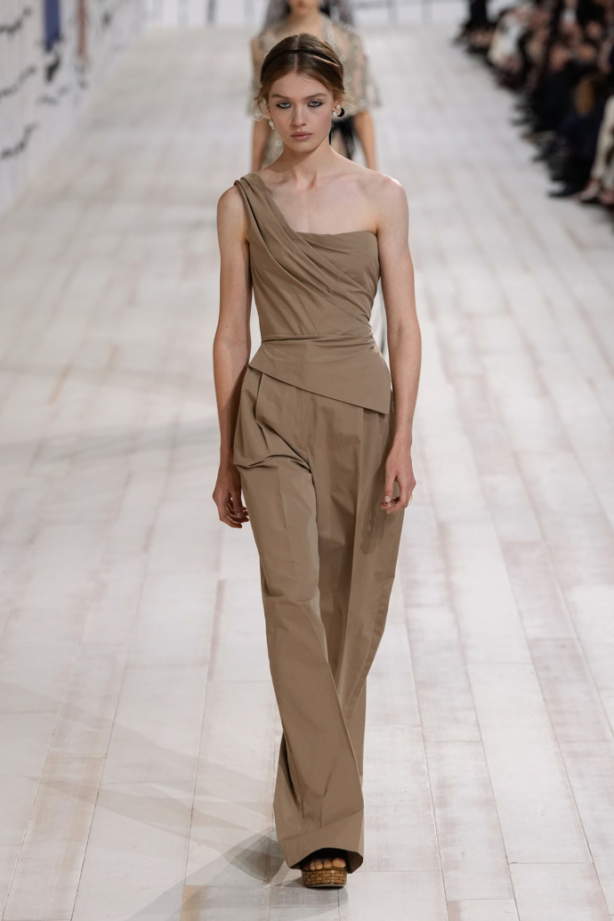 Prohlédněte si kolekci Dior Haute Couture 2024...
Prohlédněte si kolekci Dior Haute Couture 2024...