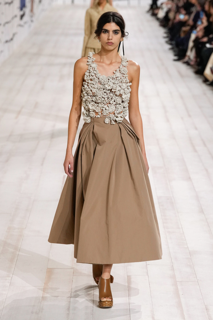 Prohlédněte si kolekci Dior Haute Couture 2024...
Prohlédněte si kolekci Dior Haute Couture 2024...