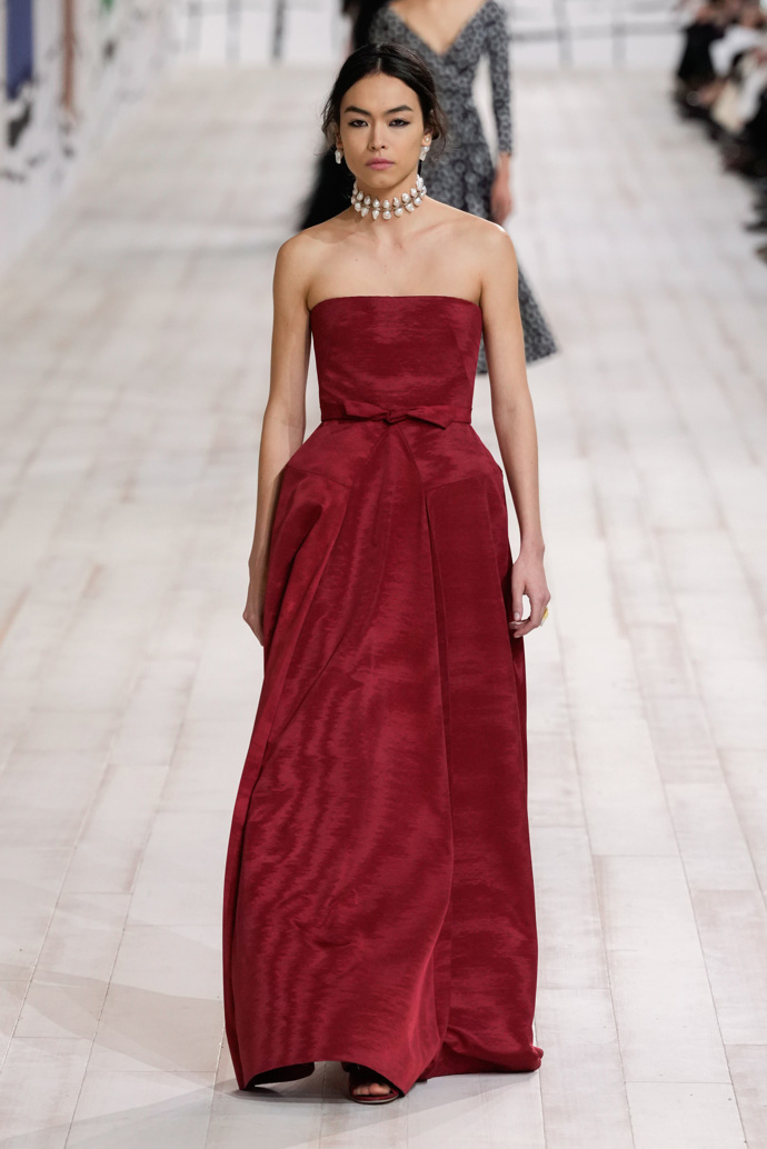 Prohlédněte si kolekci Dior Haute Couture 2024...
Prohlédněte si kolekci Dior Haute Couture 2024...