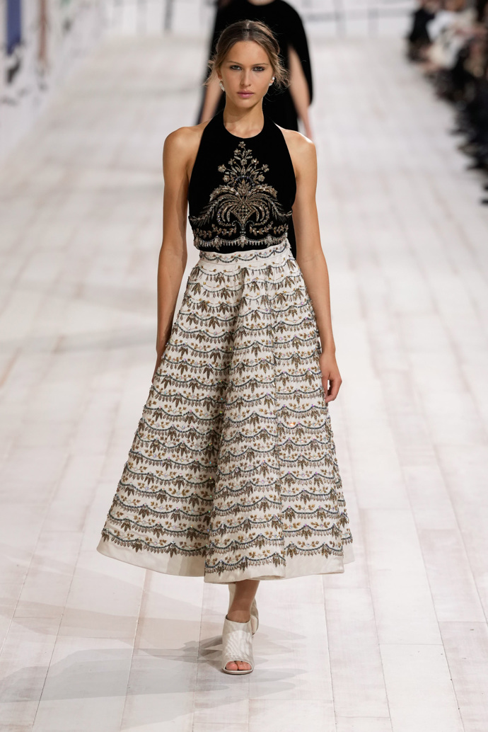 Prohlédněte si kolekci Dior Haute Couture 2024...
Prohlédněte si kolekci Dior Haute Couture 2024...