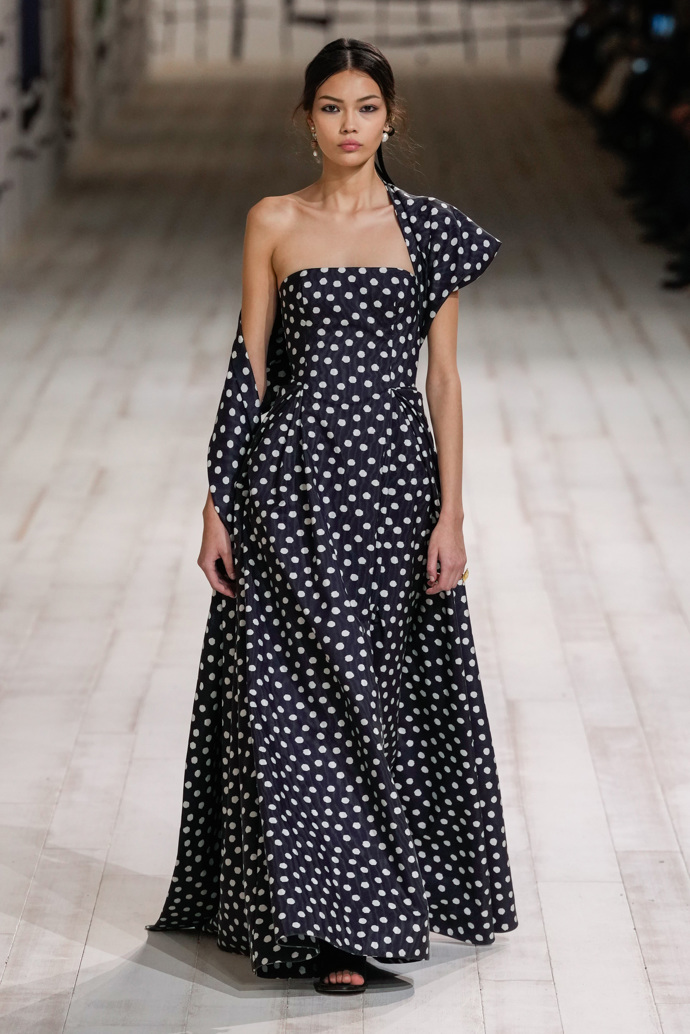Prohlédněte si kolekci Dior Haute Couture 2024...
Prohlédněte si kolekci Dior Haute Couture 2024...