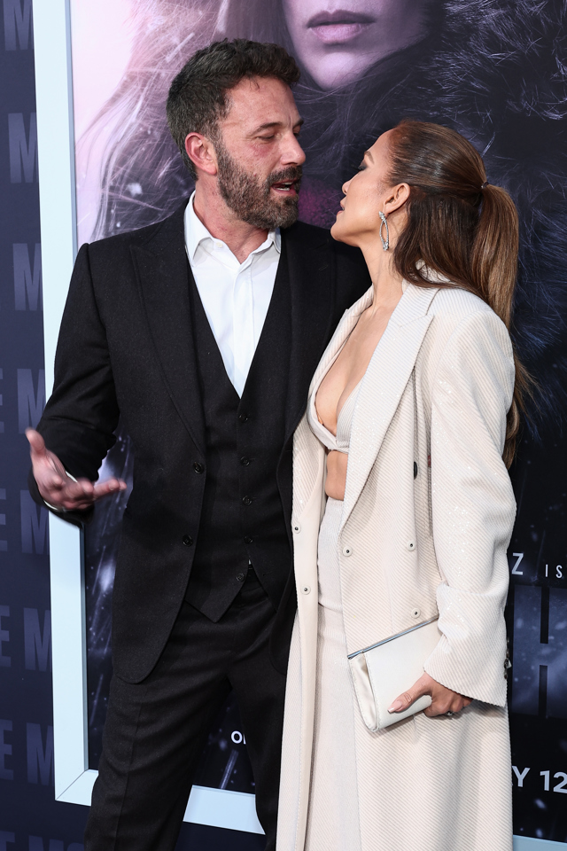 Ben Affleck a Jennifer Lopez na premiéře filmu Matka. Ben byl evidentně rozčílený a Jen ho musela uklidňovat.
Ben Affleck a Jennifer Lopez na premiéře filmu Matka. Ben byl evidentně rozčílený a Jen ho musela uklidňovat.