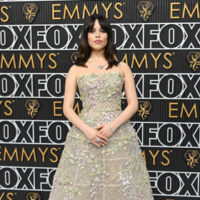 Jenna Ortega na 75. ročníku udílení Emmy Awards
Jenna Ortega na 75. ročníku udílení Emmy Awards