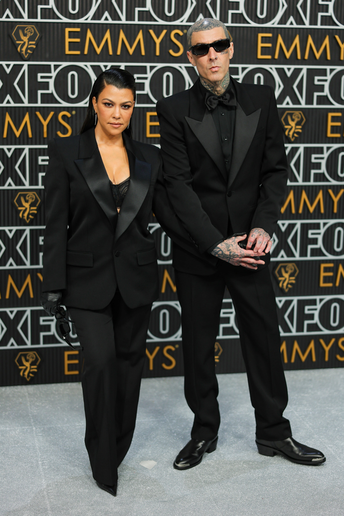  

Kourtney Kardashian a Travis Barker na 75. ročníku udílení Emmy Awards
