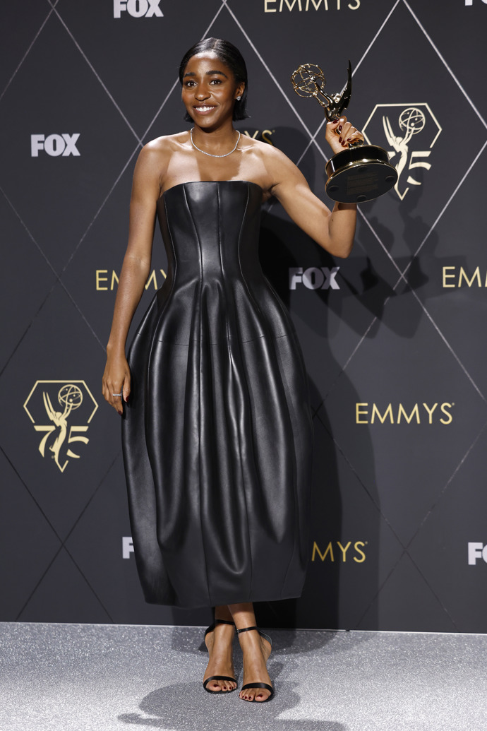  

Ayo Edebiri na 75. ročníku udílení Emmy Awards
