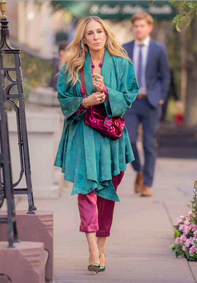  

Carrie Bradshaw kabelku Baguette proslavila poprvé a postarala se i o její comeback v seriálu And Just Like That
