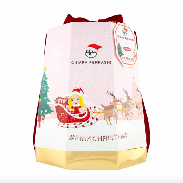  

Vánoční moučník v limitované edici Chiary Ferragni Pandoro Pink Christmas
