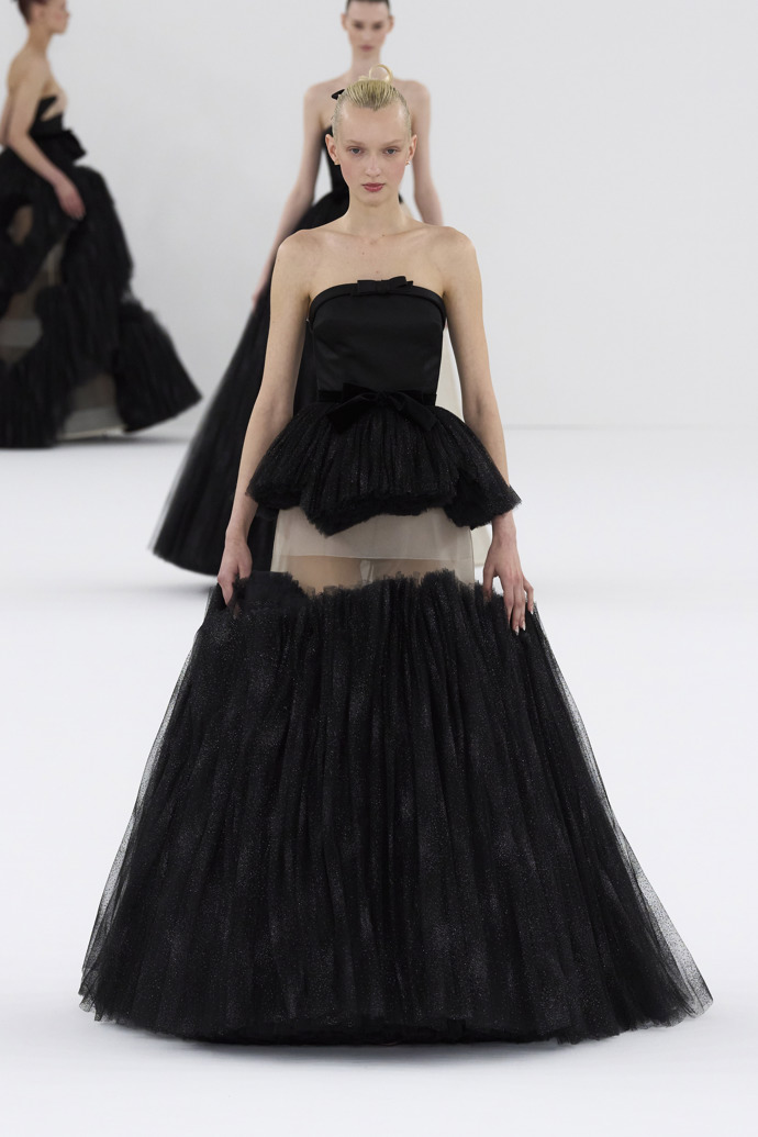  

Prohlédněte si kolekci Viktor & Rolf Haute Couture Spring Summer 2024
