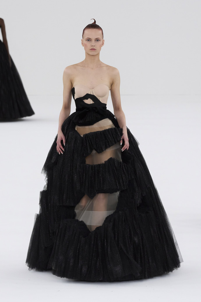  

Prohlédněte si kolekci Viktor & Rolf Haute Couture Spring Summer 2024
