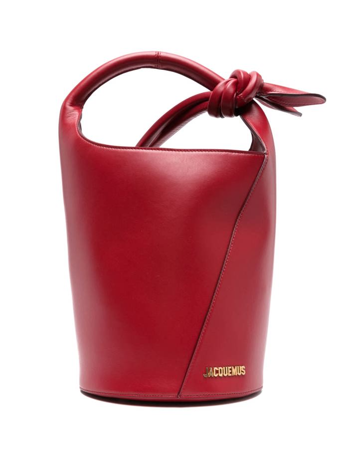  

Bucket bag​​ ​​​Le Petit Tourni​​, Jacquemus, 1 150 EUR, prodává Farfetch
