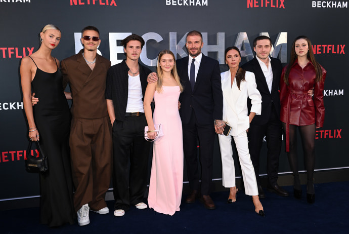  

Brooklyna Beckhama (v černém obleku vpravo) a Harper Beckham (v růžových šatech) od sebe dělí 12 let
