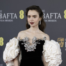 Lily Collins na 77. ročníku udílení cen BAFTA
Lily Collins na 77. ročníku udílení cen BAFTA