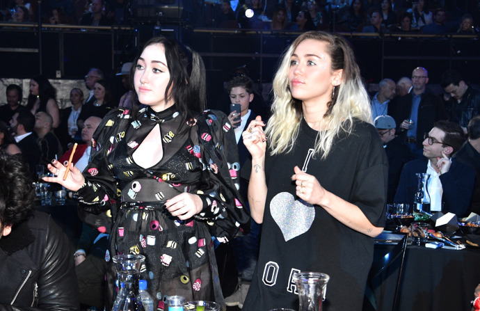  

Noah Cyrus a Miley Cyrus dělí 8 let
