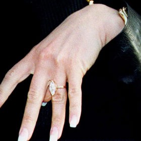 1998: Diamant v markýzovém výbrusu na prstenu ze žlutého zlata
David Beckham v roce 1998 požádal o ruku Victorii Addams s šestikarátovým diamantem markýzového brusu, který byl zasazen na pásku z obyčejného žlutého zlata. Prsten tehdy údajně stál kolem 85 000 dolarů.
1998: Diamant v markýzovém výbrusu na prstenu ze žlutého zlata
David Beckham v roce 1998 požádal o ruku Victorii Addams s šestikarátovým diamantem markýzového brusu, který byl zasazen na pásku z obyčejného žlutého zlata. Prsten tehdy údajně stál kolem 85 000 dolarů.