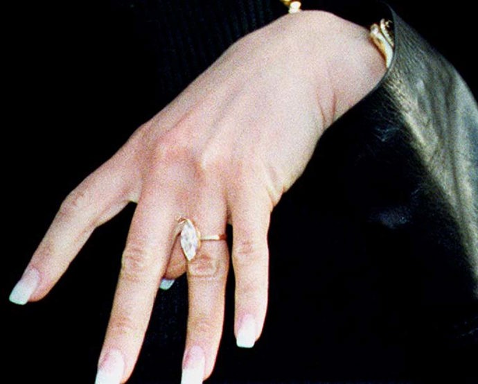 
1998: Diamant v markýzovém výbrusu na prstenu ze žlutého zlata

David Beckham v roce 1998 požádal o ruku Victorii Addams s šestikarátovým diamantem markýzového brusu, který byl zasazen na pásku z obyčejného žlutého zlata. Prsten tehdy údajně stál kolem 85 000 dolarů.
