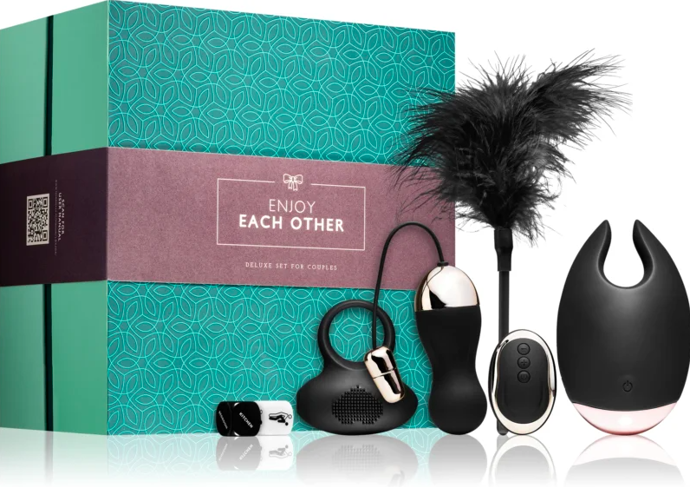 Romantic Couples Box obsahující vibrátor, vibrační vajíčko, kroužek na penis a péřové dráždidlo, LoveBoxxx, prodává Notino, 1721 Kč
