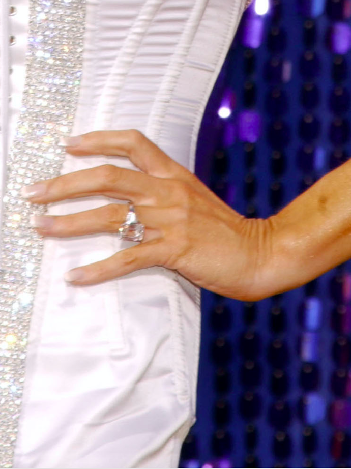 
2003: Diamant se smaragdovým výbrusem na platinovém prstenu

V roce 2003 dostala Mrs. Beckham svůj další kousek do sbírky. Obrovský diamant broušený do tvaru emerald zasazený do platiny.
