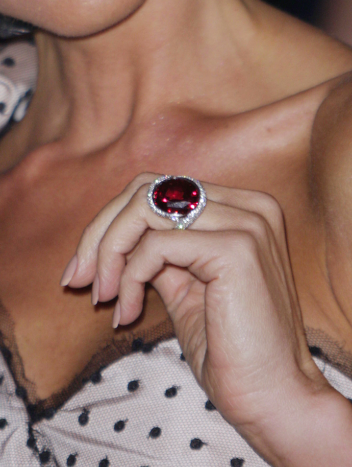 
2009: Oválně broušený rubín s diamantovou aureolou

Od smaragdů Victoria přešla k oválně broušenému rubínu zasazeném do lůžka z bílých diamantů.
