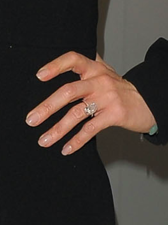 
2010: Růžový oválný diamant na zlaté obroučce

Rok 2010 byl pro Victorii opravdu bohatý, protože do sbírky během roku přibyl ještě oválný růžový diamant, který byl zasazený do prstenu ze žlutého zlata.
