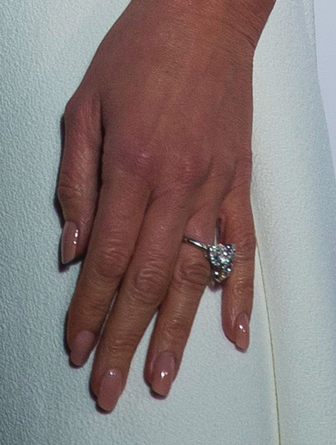  

2015: Kulatý diamant s kulatými postranními kameny

V roce 2015 si VB užila krátký ale intenzivní milostný vztah s kulatým broušeným diamantem se dvěma kulatými bočními kameny. Nosila ho nepřetržitě několik měsíců, než ho schovala do trezoru.
