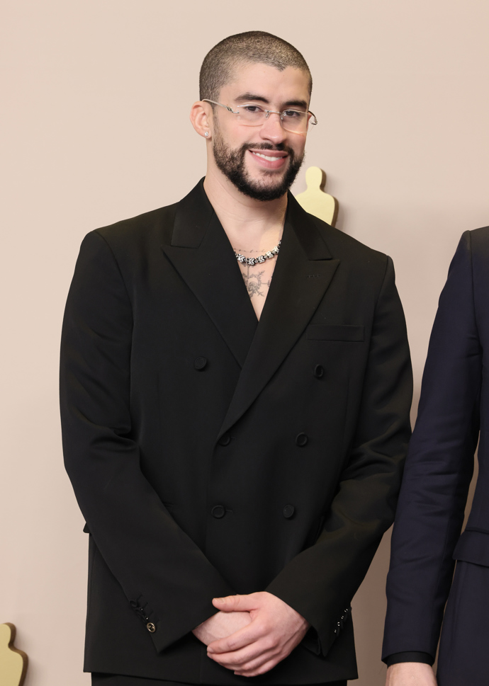  

Rapper Bad Bunny ve vlněném obleku Gucci.
