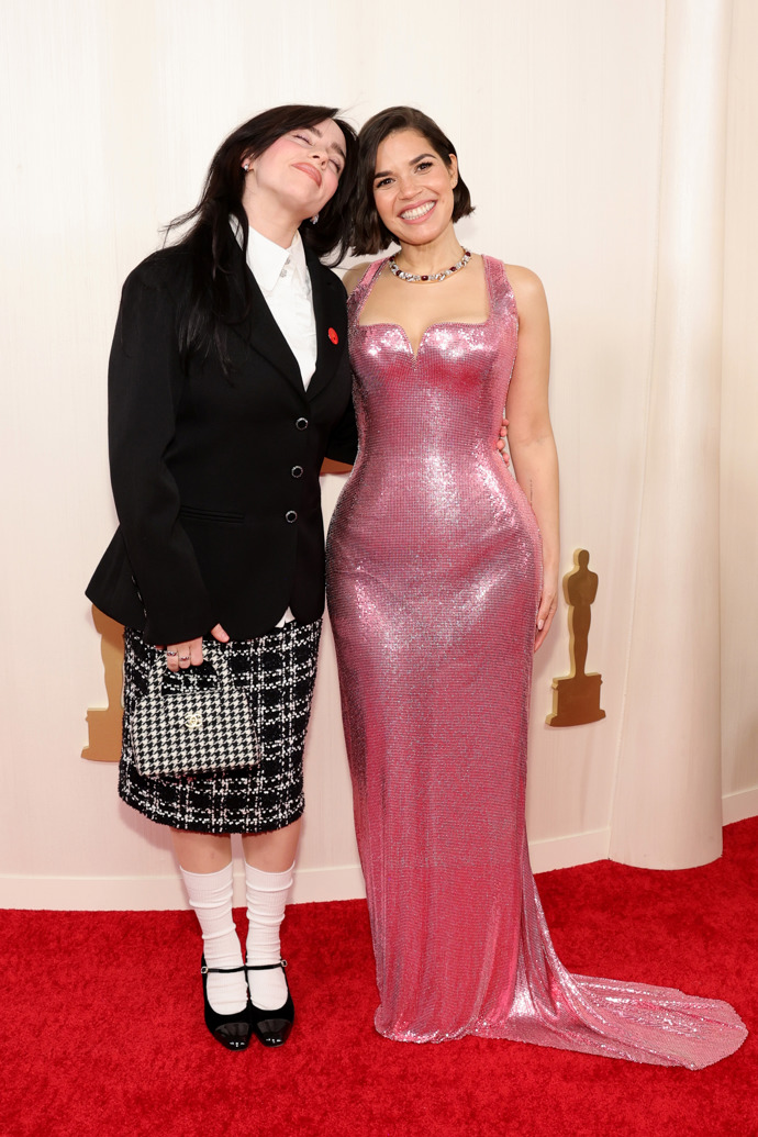  

Billie Eilish v outfitu od Chanel a America Ferreira v custom made šatech Versace.
