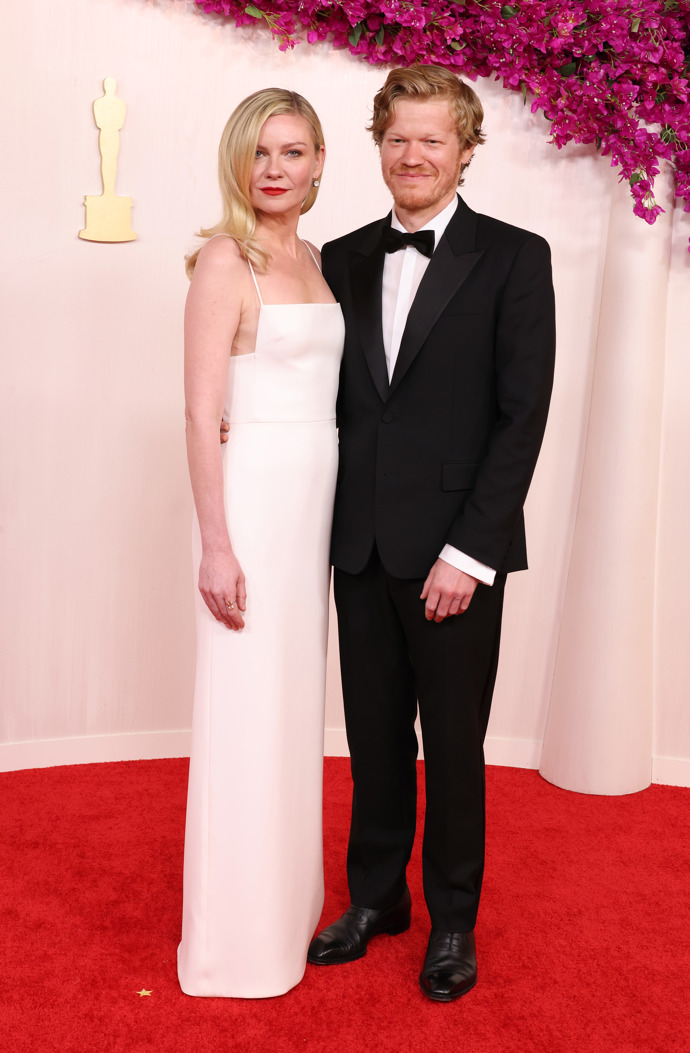  

Kirsten Dunst v šatech Gucci, Jesse Plemons má na sobě oblek od stejné značky.
