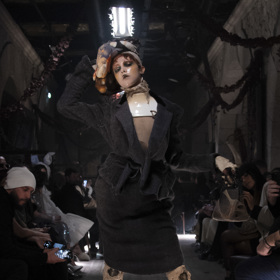 Maison Margiela Spring Summer 2024 Haute Couture - makeup by Pat McGrath
Maison Margiela Spring Summer 2024 Haute Couture - makeup by Pat McGrath