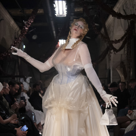 Maison Margiela Spring Summer 2024 Haute Couture - makeup by Pat McGrath
Maison Margiela Spring Summer 2024 Haute Couture - makeup by Pat McGrath