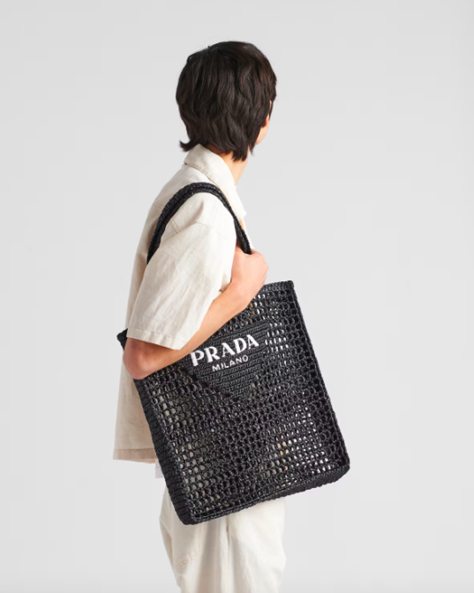 

Crochet tote bag with logo, 43 600 Kč, Prada
