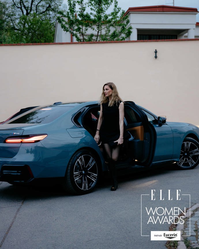  

Pavlína Němcová při příjezdu na akci vozidlem značky BMW.

