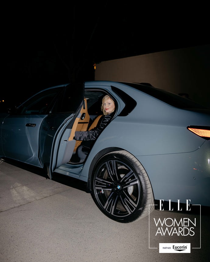  

Aňa Geislerová při příjezdu na akci vozidlem BMW.
