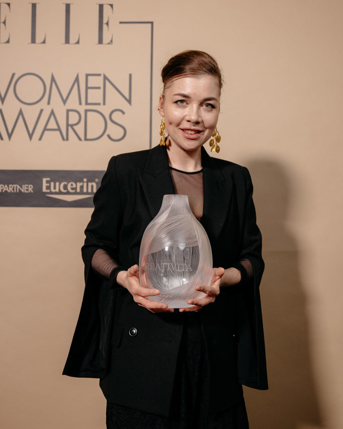  

Umělecká ředitelka sklárny Rückl Kateřina Handlová si převzala ocenění v kategorii Kreativita.
