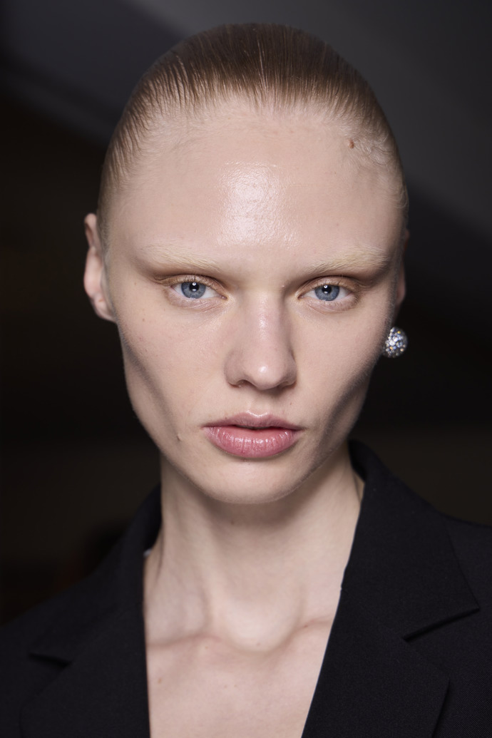  

Bleached brows neboli odbarvené obočí
