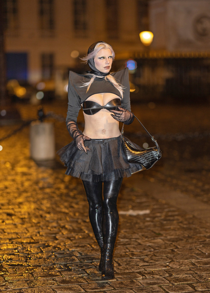  

Herečka Julia Fox ráda provokuje nahotou a dráždivými modely 
