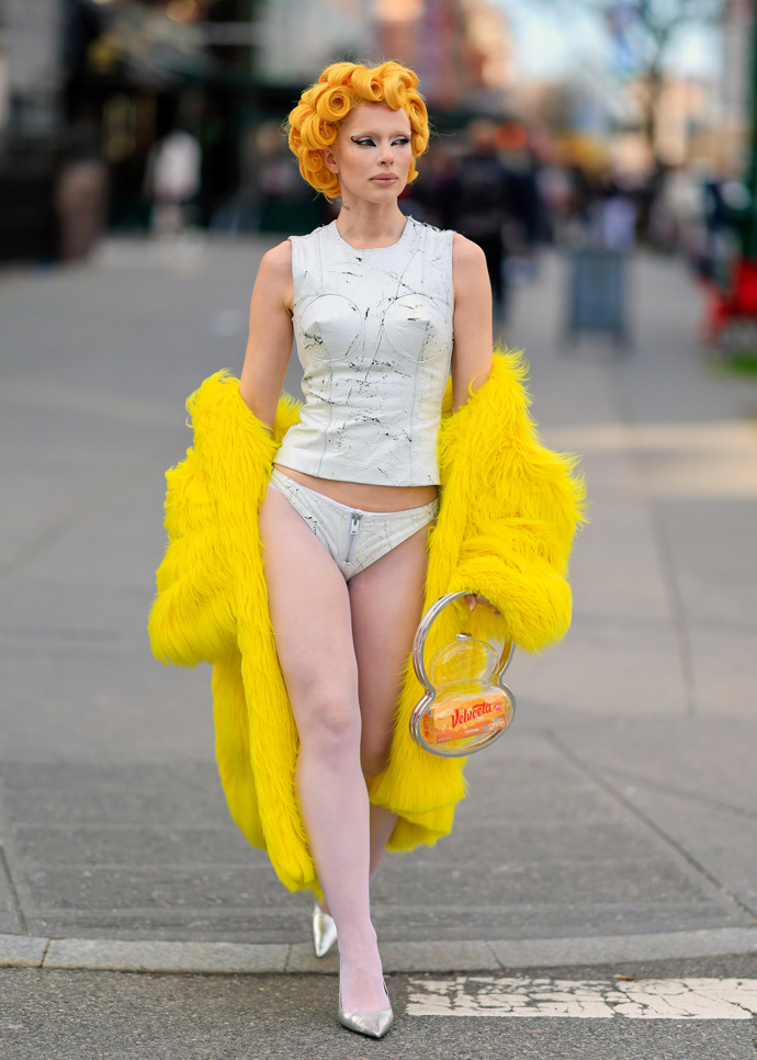  

Herečka Julia Fox ráda provokuje nahotou a dráždivými modely 
