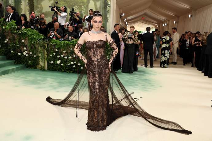  

Emma Chamberlain v róbě Jean Paul Gaultier 2003 couture
