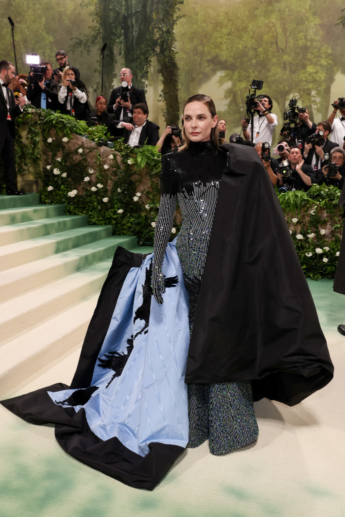  

Rebecca Ferguson v róbě Thom Browne
