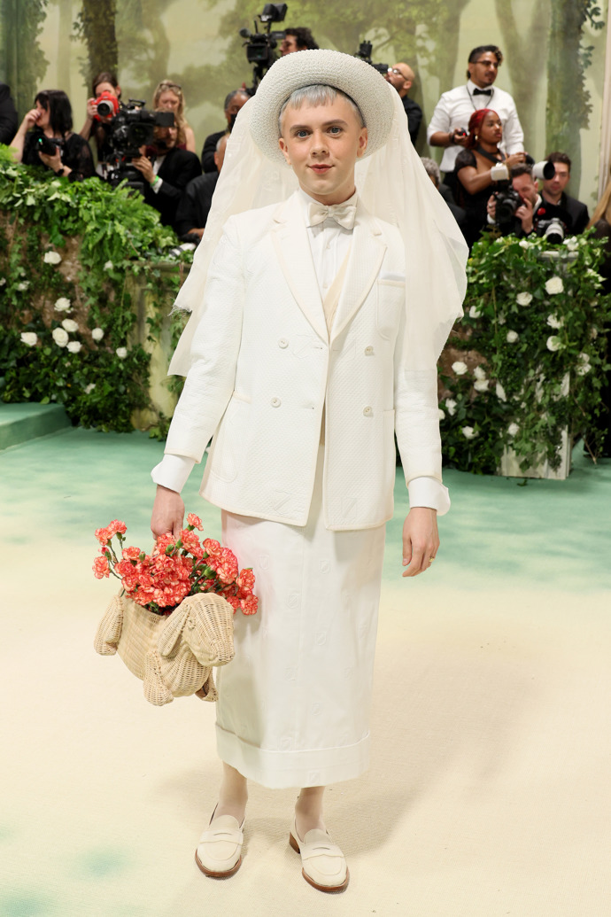  

Cole Escola v obleku Thom Browne
